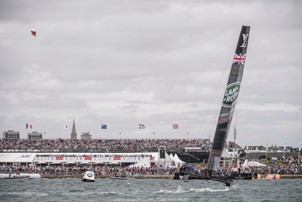 10 000: Ben Ainslie og hans «Land Rover BAR»-lag vant foran over 10 000 tilskuere i Portsmouth da den syvende runden i Louis Vuitton America?s Cup World Series gikk der. 10 000: Ben Ainslie og hans «Land Rover BAR»-lag vant foran over 10 000 tilskuere i Portsmouth da den syvende runden i Louis Vuitton America?s Cup World Series gikk der.