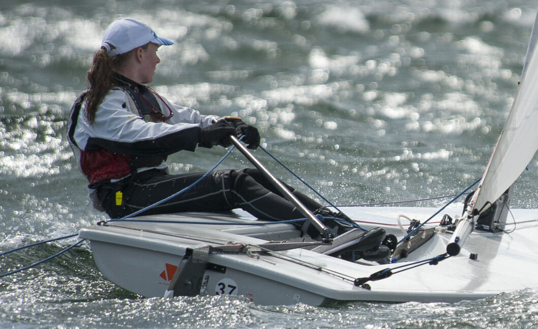 TRE SEIRE: Caroline Rosmo leder VM i Laser Radial for ungdommer med tre seire av fire mulige. TRE SEIRE: Caroline Rosmo leder VM i Laser Radial for ungdommer med tre seire av fire mulige.