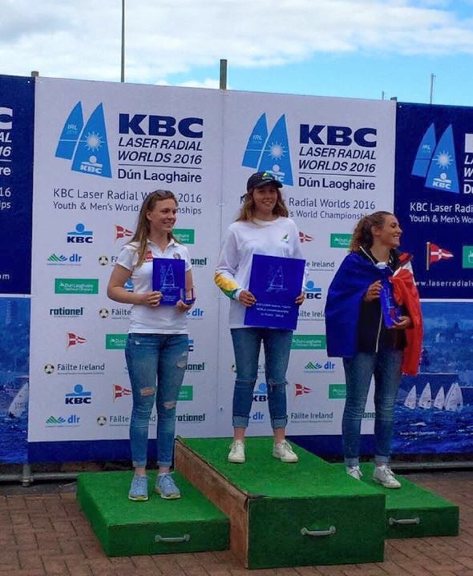 SØLV: Caroline Rosme (t.v.) tok sølv i ungdom-VM i Laser Radial. På toppen står Zoe Thomson fra Australia, mens Louise Cervera fra Frankrike tok bronse.