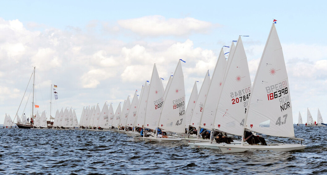 MANGE DELTAGERE: Hele 384 seilere deltar i ungdommens Laser 4.7-VM i Kiel. Tobias Bakke ligger lengst i le i et av sine startfelt. MANGE DELTAGERE: Hele 384 seilere deltar i ungdommens Laser 4.7-VM i Kiel. Tobias Bakke ligger lengst i le i et av sine startfelt.