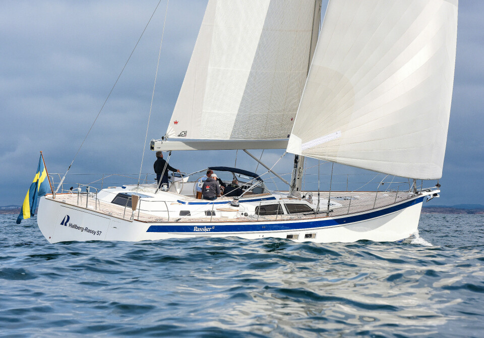 SEIL: Hallberg-Rassy 57 er en langbeint seilbåt for store hav. Rulleseil gjør håndtering enkel.