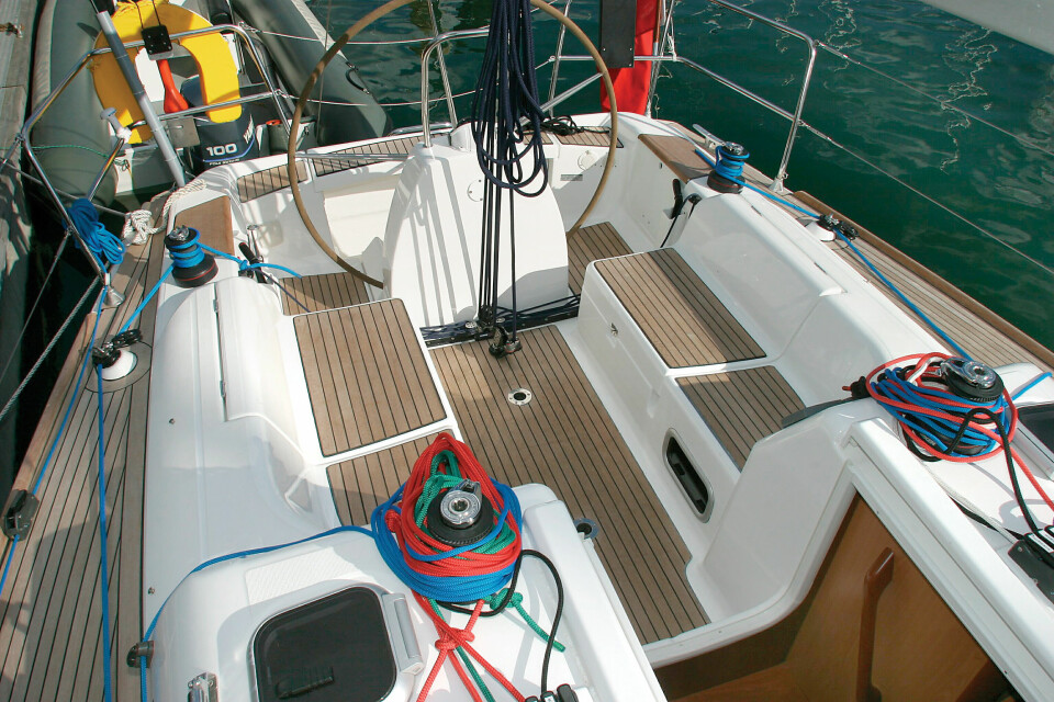 COCKPIT: Tradisjonell cockpit hvor rattet tar mye plass. Båten ble også levert med rorkult.