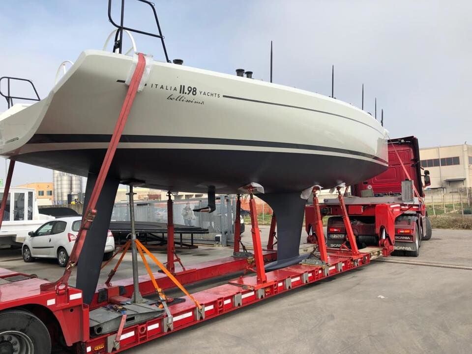 SKROG: 11.98 er bred over dekk og smal i vannlinjen. Båten får den karakteristiske kjølen som andre modeller fra Italia Yachts har. SKROG: 11.98 er bred over dekk og smal i vannlinjen. Båten får den karakteristiske kjølen som andre modeller fra Italia Yachts har.