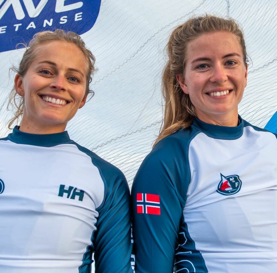 FORNØYDE: Helene Næss og Marie Rønningen er oppe blant de beste i EM.