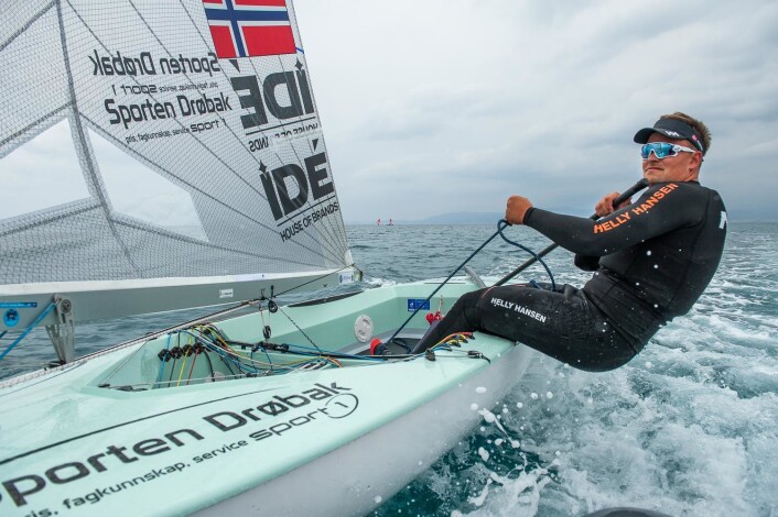 HÅP OM MEDALJEFINALE: Stabil sjøbris i morgendagens seilaser, gir Anders Pedersen et håp om å nå medaljefinalen. HÅP OM MEDALJEFINALE: Stabil sjøbris i morgendagens seilaser, gir Anders Pedersen et håp om å nå medaljefinalen.
