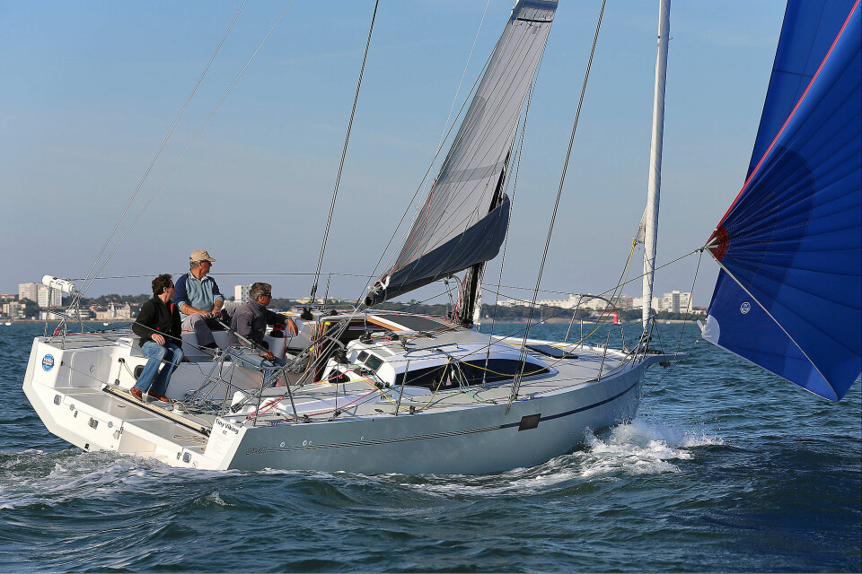 NORGE: Francois Gabart har en RM 890 i Norge med navnet «Tiny Viking». Den er spekket med karbonmast, og har dekksutstyr som på en Figaro II. Gabarts båt var testbåten til Årets Båt juryen i 2014.