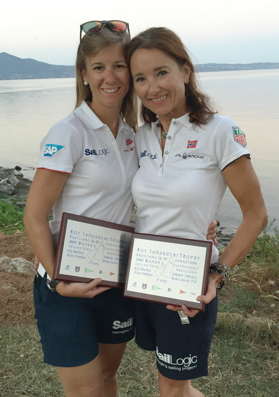 FORNØYDE: Gullet hadde de ikke mulighet til å vinnet, men Anette Melsom Myhre og Janett Krefting virkelig vant sølvmedaljene i Snipe-VM for damer.