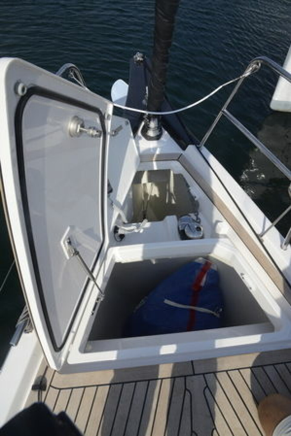 SEIL: X4 har plass til seilene en slik på krever. Forut er det både seilbinge og brønn for ankerkjetting.