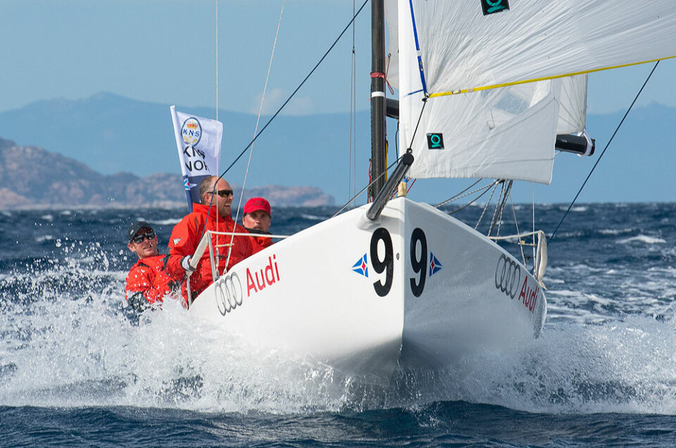 FORSVARER: KNS stiller som tittelforsvarer i Sailing Champions League på Sardinia.