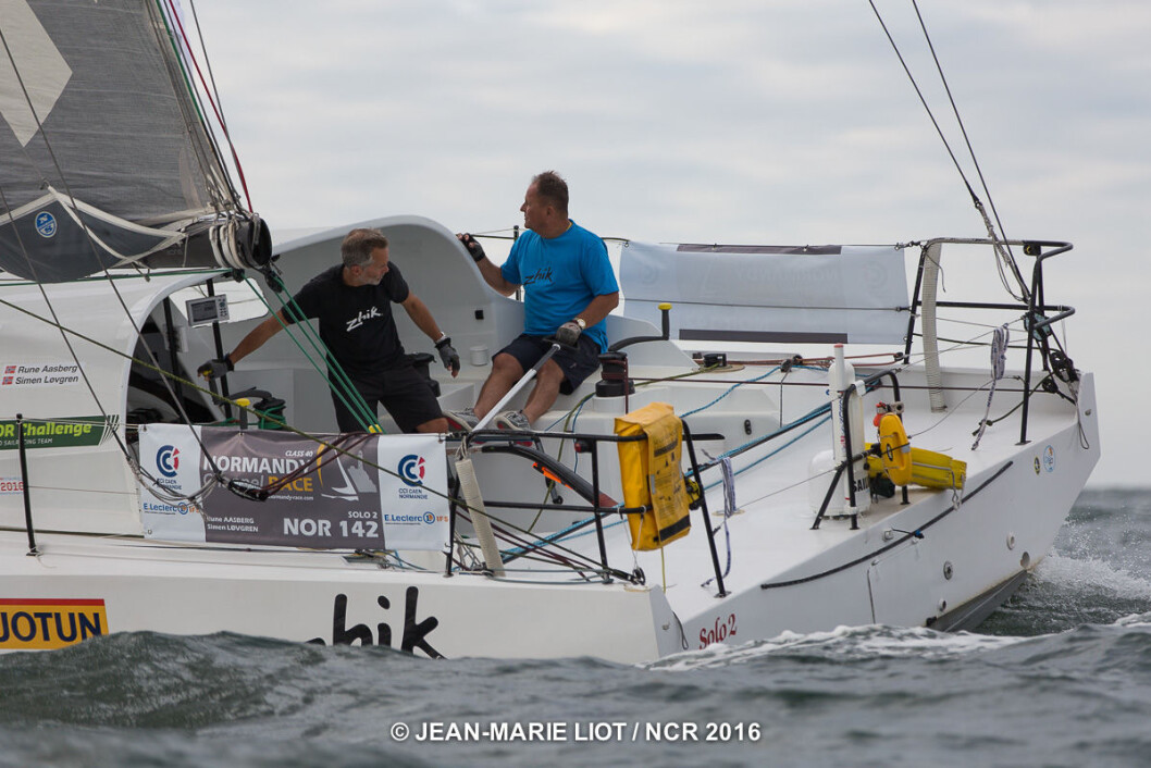 SLUTT: Rune Aasberg og Simen Løvgren har måttet bryte Normandy Challenge Race etter at stagseilsfestet kom opp av dekk. SLUTT: Rune Aasberg og Simen Løvgren har måttet bryte Normandy Challenge Race etter at stagseilsfestet kom opp av dekk.