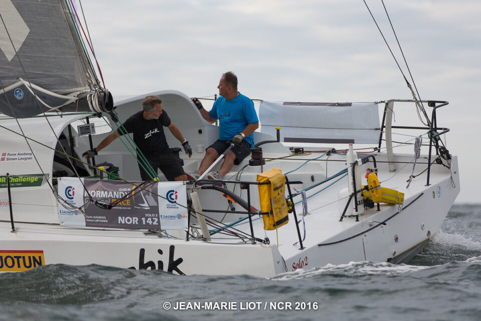 SLUTT: Rune Aasberg og Simen Løvgren har måttet bryte Normandy Challenge Race etter at stagseilsfestet kom opp av dekk. SLUTT: Rune Aasberg og Simen Løvgren har måttet bryte Normandy Challenge Race etter at stagseilsfestet kom opp av dekk.