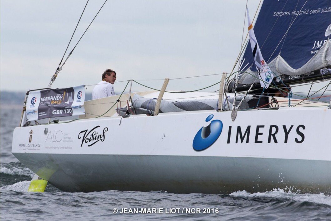 LEDER: Båten «Imerys» leder Normandy Challenge Race. Om bord seiler Phil Sharp og Sam Manuard, og det er Manuard selv som har tegnet båten, som er av typem Mach 40. LEDER: Båten «Imerys» leder Normandy Challenge Race. Om bord seiler Phil Sharp og Sam Manuard, og det er Manuard selv som har tegnet båten, som er av typem Mach 40.