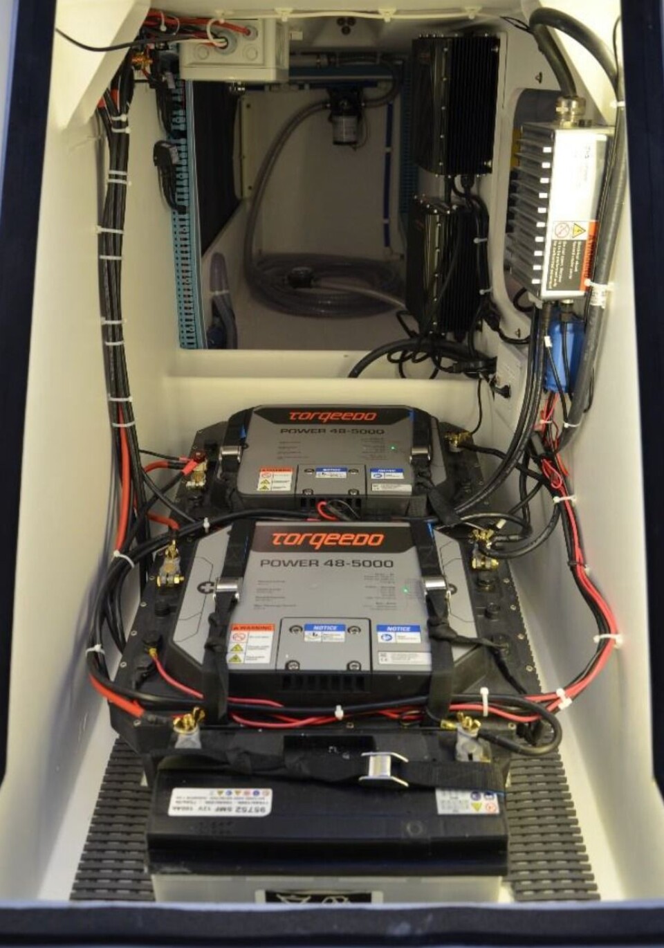 INSTALLASJON: Med motoren under skroget er det bare batterier og elektronikk der det før var dieseltank og motor. INSTALLASJON: Med motoren under skroget er det bare batterier og elektronikk der det før var dieseltank og motor.