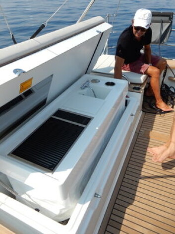 ELEKTRISK: Det er mye mekanikk og elektronikk i båtene. Oceanis Yacht 62 har en bysseseksjon i aktertofta som heves med en trykknapp. ELEKTRISK: Det er mye mekanikk og elektronikk i båtene. Oceanis Yacht 62 har en bysseseksjon i aktertofta som heves med en trykknapp.