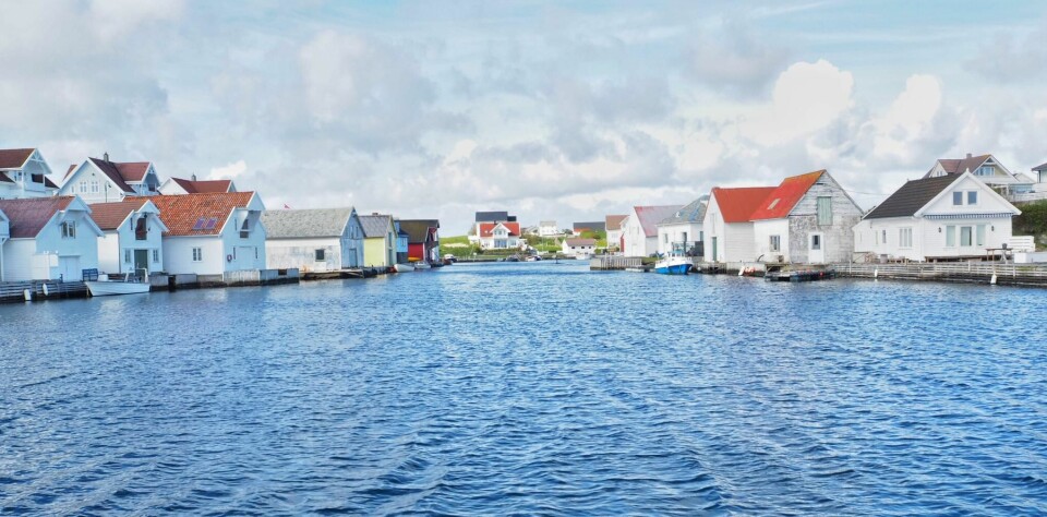 I Kvitsøy ligger hvite hus tett langs vannkanten