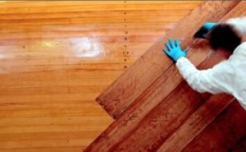 EPOXY: Båten er bygget i tre, men limt med epoxy. Det skal gi en holdbarhet som en glassfiberbåt. EPOXY: Båten er bygget i tre, men limt med epoxy. Det skal gi en holdbarhet som en glassfiberbåt.