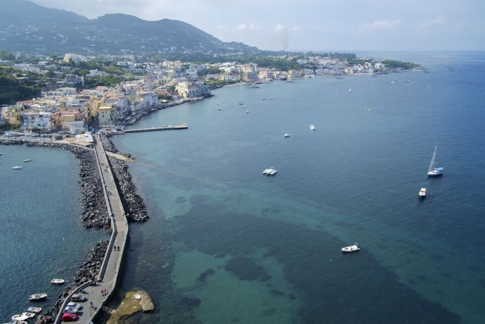 MOLO: Moloen mellom Ischia Ponte og Castello Aragonese sett i fugleperspektiv.