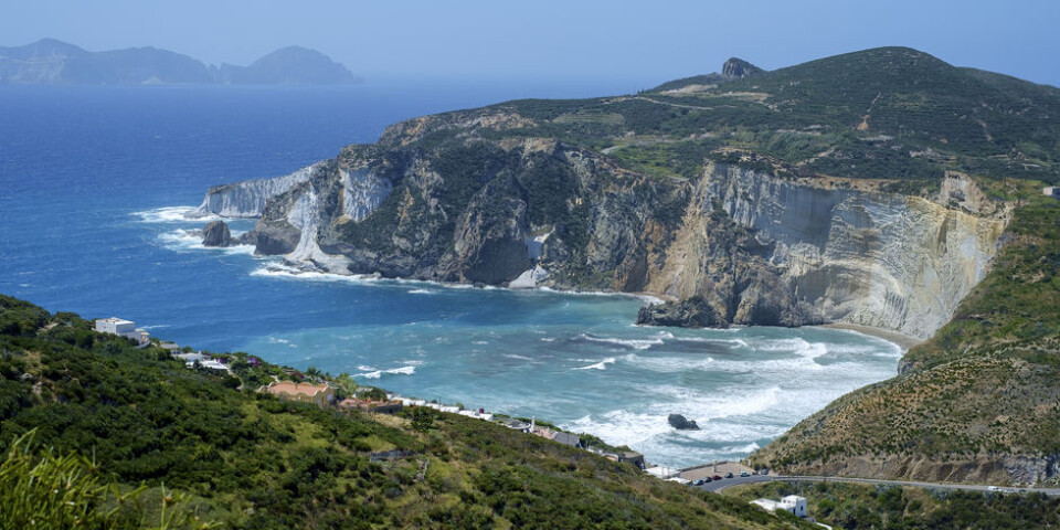 PONZA: Øya Ponza stiger opp av havet i gråhvitt, rosa og olivengrønn.
