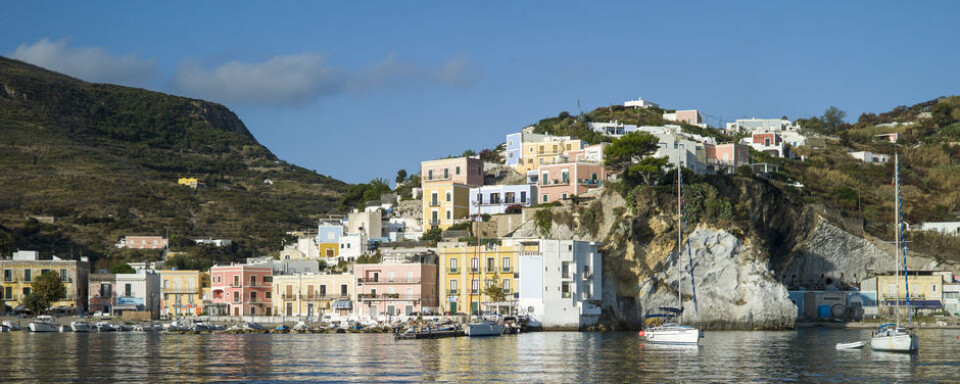 PONZA: Havnen på Ponza-øya er typisk for området med sin pastellfargete bebyggelse.