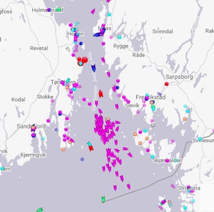 TRACKING: Kl 23:00 var første båt nær svenskegrensen. Hovedfeltet lå mellom Hollenderbåen og Torbjørnskjær. TRACKING: Kl 23:00 var første båt nær svenskegrensen. Hovedfeltet lå mellom Hollenderbåen og Torbjørnskjær.