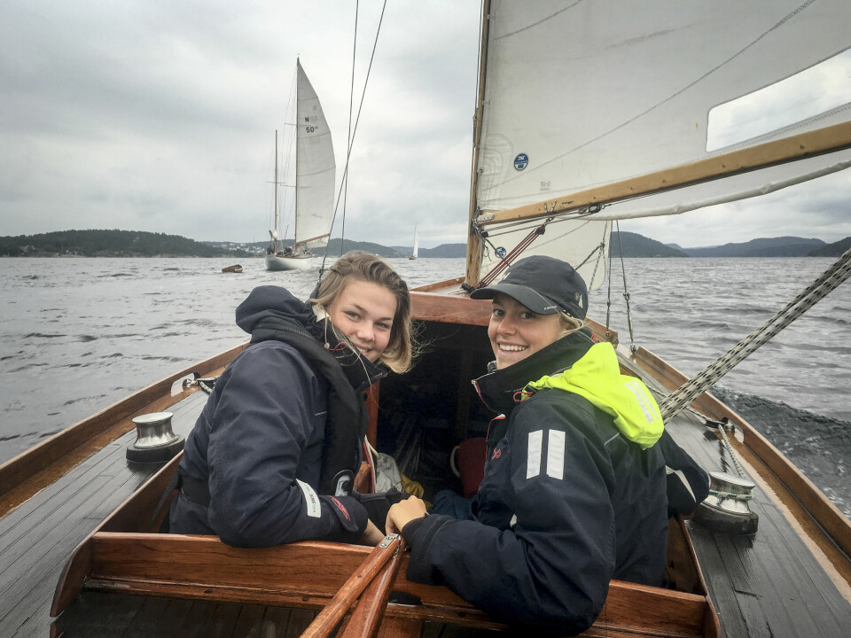GLADE: Mannskapet i verdens eldste Knarr ble overrasket og glade da de fikk vite at de hadde vunnet regattaen under Risør Trebåtfestival. Johanne og Sunniva Vold smiler opplagt fornøyd.