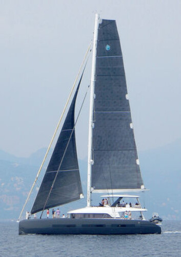 SEIL: Lagoon Seventy 7 har en rigg som fra en IMOCA 60. Masten er flyttet langt bak. Ulike forseil er på rull, og kan velges ut fra vindstyrke og vindvinkel. SEIL: Lagoon Seventy 7 har en rigg som fra en IMOCA 60. Masten er flyttet langt bak. Ulike forseil er på rull, og kan velges ut fra vindstyrke og vindvinkel.