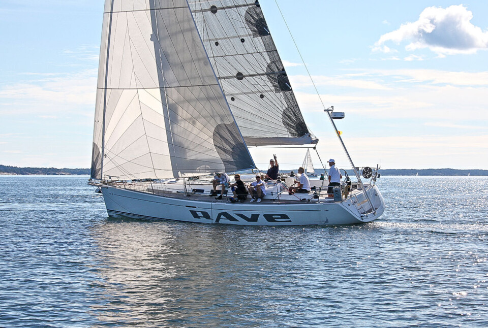 CODE: Code-seil er et stort seil på rull egnet for skarpe vindvinkler i lett vind. Det måles inn som forseil for kryss, men er også definert som et flyvende seil, og ikke tillatt i klassen uten spinnaker. CODE: Code-seil er et stort seil på rull egnet for skarpe vindvinkler i lett vind. Det måles inn som forseil for kryss, men er også definert som et flyvende seil, og ikke tillatt i klassen uten spinnaker.