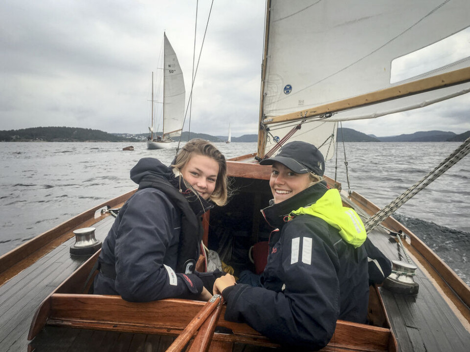 GLADE: Mannskapet i verdens eldste Knarr ble overrasket og glade da de fikk vite at de hadde vunnet regattaen under Risør Trebåtfestival. Johanne og Sunniva Vold smiler opplagt fornøyd. GLADE: Mannskapet i verdens eldste Knarr ble overrasket og glade da de fikk vite at de hadde vunnet regattaen under Risør Trebåtfestival. Johanne og Sunniva Vold smiler opplagt fornøyd.