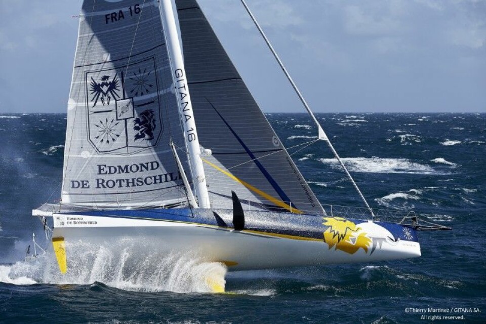KLAR: «Edmond de Rothschild» er pakket og klar for Vendee Globe. 800 kilo med utstyr er tatt om bord.