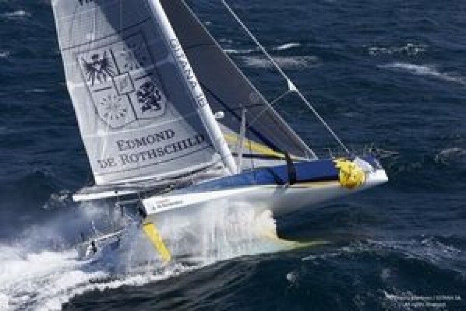 FLYR: «Edmond de Rothschild» tilhører siste generasjon IMOCA 60 med foiler. Disse løfter skroget for å redusere motstanden gjennom vannet. FLYR: «Edmond de Rothschild» tilhører siste generasjon IMOCA 60 med foiler. Disse løfter skroget for å redusere motstanden gjennom vannet.
