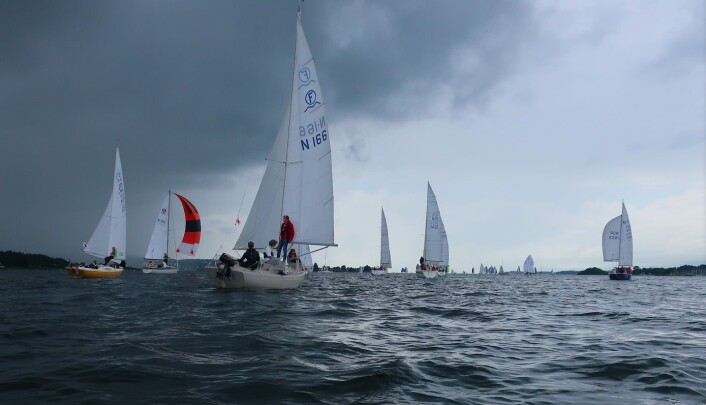 REGN: Med byger kommer det vind. Det ga et effektivt dytt for båtene som startet tidlig. REGN: Med byger kommer det vind. Det ga et effektivt dytt for båtene som startet tidlig.