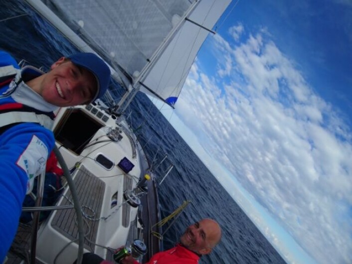 HAPPY: Marius Halvorsen og Christer Lie på Arcona 430 «Feelgood» har det topp. HAPPY: Marius Halvorsen og Christer Lie på Arcona 430 «Feelgood» har det topp.