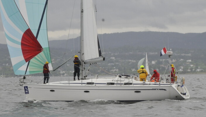 Bavaria 42 Cruiser: Norges luksusfolkebåt. Denne vakte oppsikt med volum, plass og hyggelig pris i 2005. 42-foteren har doble ratt, to bad og en stor rederlugar forut. Dette er ingen skarpseiler, og de fleste har rullemast, men det er en god turbåt ... Bavaria 42 Cruiser: Norges luksusfolkebåt. Denne vakte oppsikt med volum, plass og hyggelig pris i 2005. 42-foteren har doble ratt, to bad og en stor rederlugar forut. Dette er ingen skarpseiler, og de fleste har rullemast, men det er en god turbåt ...