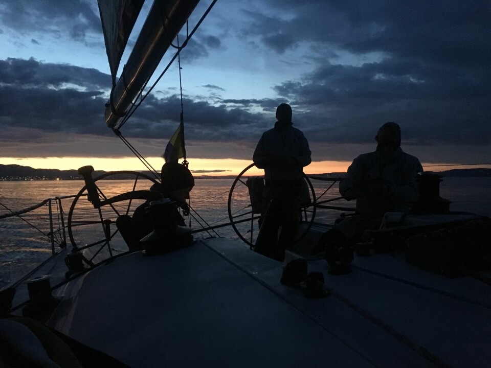 MAGISK: Erik Kristiansen anget nattstemningen utenfor Jeløya om bord i King 40 «Magic»