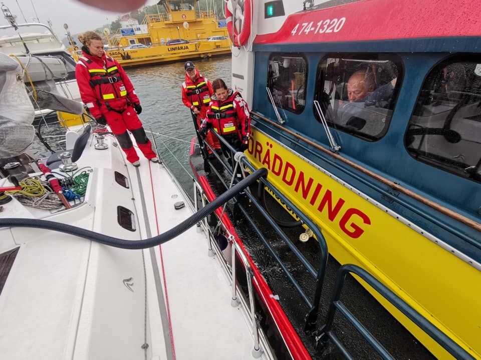 LENSET: «Sjiraff» fikk hjelp av svensk sjøredningstjeneste til å tømme båten for vann.