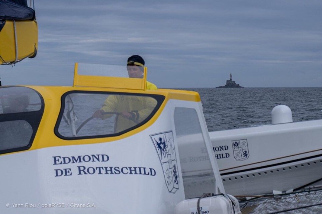 FØRST: «Maxi Edmond De Rothschild» med ny rekord til Fastnet Rock. FØRST: «Maxi Edmond De Rothschild» med ny rekord til Fastnet Rock.