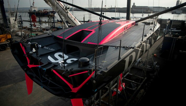 RENT: Den nye båten til Alex Thomson har ingen cockpit. Seilingen skal foregå innendørs. Det vil også påvirke seil og dekksutstyr. 