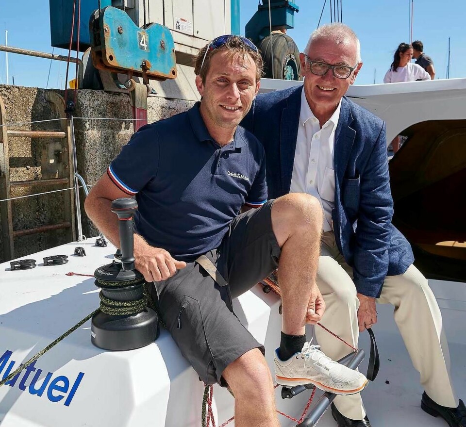 TALLENT: Ian Lipinski sammen med sponsoren i den nye båten.