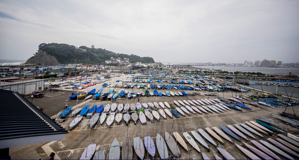 PRØVE-OL: Båtene ligger klare i havnen i Enoshima før lørdagens start på prøve-OL.