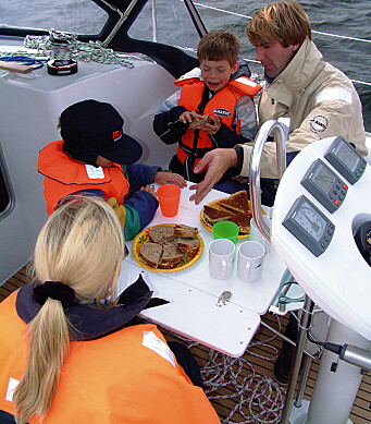 FAMILIE: Sun Odyssey 35 fungerer godt som turseiler. Det oppvippbare cockpitbordet henger i rattpidestallen. FAMILIE: Sun Odyssey 35 fungerer godt som turseiler. Det oppvippbare cockpitbordet henger i rattpidestallen.