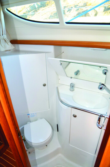 BAD: Med tre lugarer er badet forholdsvis lite, men det fungerer. BAD: Med tre lugarer er badet forholdsvis lite, men det fungerer.