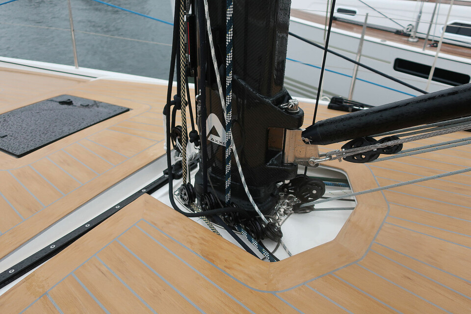 Mast: X-Yachts tviholder på gjennomgående mast. Båten har også vant og stag av rod som strekker seg mindre enn wire.