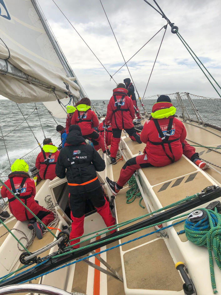 AMATØRENES VOLVO OCEAN RACE: Det er ingen krav om seilerfaring i Clipper Race, men alle deltagerne må gjennom fire ukers trening før regattaen. Deltagerne utgjør mannskapet og utfører alle jobber om bord. AMATØRENES VOLVO OCEAN RACE: Det er ingen krav om seilerfaring i Clipper Race, men alle deltagerne må gjennom fire ukers trening før regattaen. Deltagerne utgjør mannskapet og utfører alle jobber om bord.