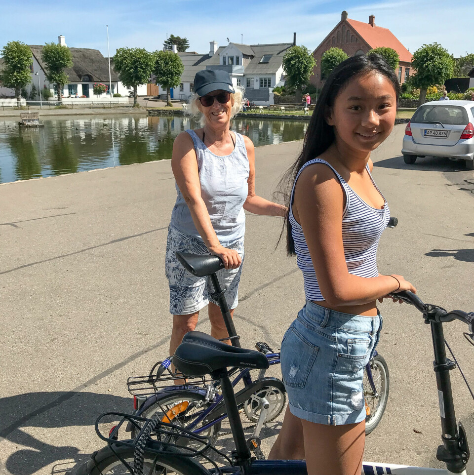 PÅ SYKKEL: Elisabeth og Fie Brask på sykkeltur fra Nordby på Samsø.