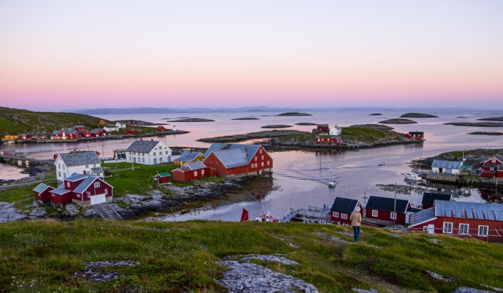 SØR-GJÆSLINGAN: Fiskeværet Sør-Gjæslingan sør for Rørvik har vært et av de største fiskeværene sør for Lofoten. Nå er fiskeværet fredet og ligger som et bilde av en tid som var. SØR-GJÆSLINGAN: Fiskeværet Sør-Gjæslingan sør for Rørvik har vært et av de største fiskeværene sør for Lofoten. Nå er fiskeværet fredet og ligger som et bilde av en tid som var.