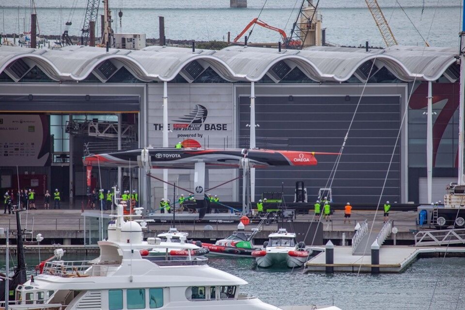 KLAR: Emirates Team New Zealand er klar for sjøsetting.