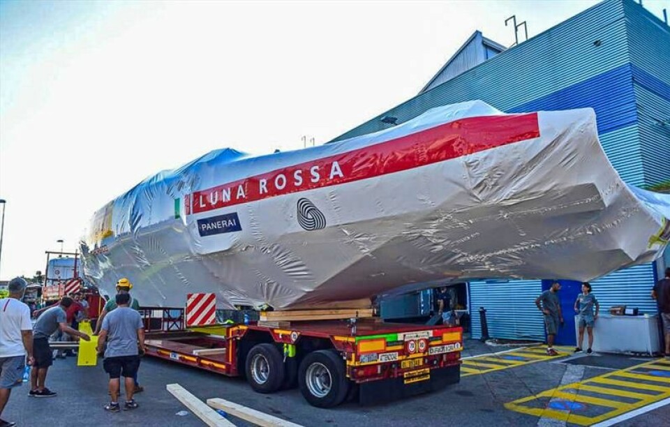 ITALIA: «Luna Rossa», den italienske utfordreren, er på vei fra verft til Sardinia for testseiling.