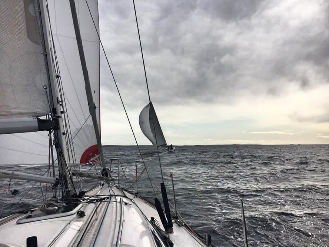SLØR: «Mimoka» med gennaker bak «Ille Moro» med spinnaker i 22 knops vind. SLØR: «Mimoka» med gennaker bak «Ille Moro» med spinnaker i 22 knops vind.