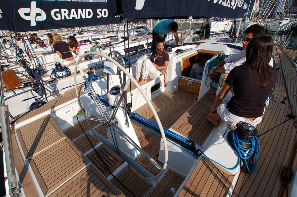 COCKPIT: Grand Soleil har en lukket hekk, og ett ratt. COCKPIT: Grand Soleil har en lukket hekk, og ett ratt.