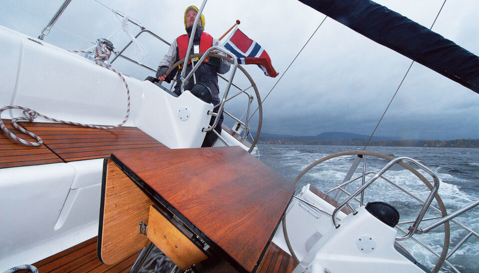 RORMANNEN har to ratt å veksle imellom og har en ganske grei arbeidsplass. Cockpiten er bred, men kartbordet gir benstøtte for dem som sitter til lo i nærheten av bordet. RORMANNEN har to ratt å veksle imellom og har en ganske grei arbeidsplass. Cockpiten er bred, men kartbordet gir benstøtte for dem som sitter til lo i nærheten av bordet.